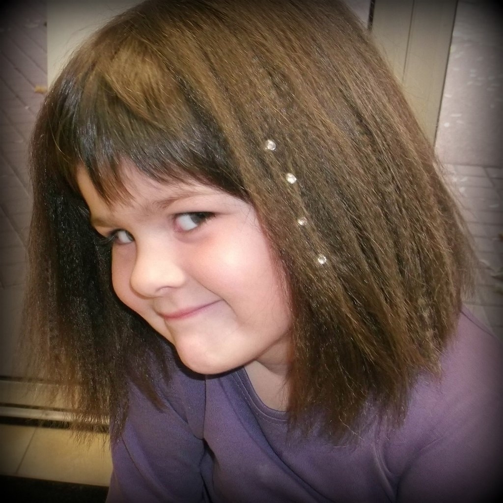 fillette avec cheveux gauffrés et strass