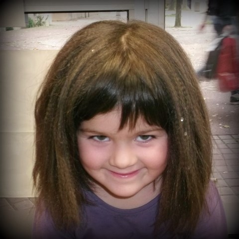 jeune demoiselle avec cheveux gauffrés