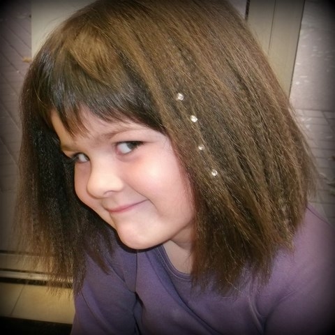 fillette avec cheveux gauffrés et strass